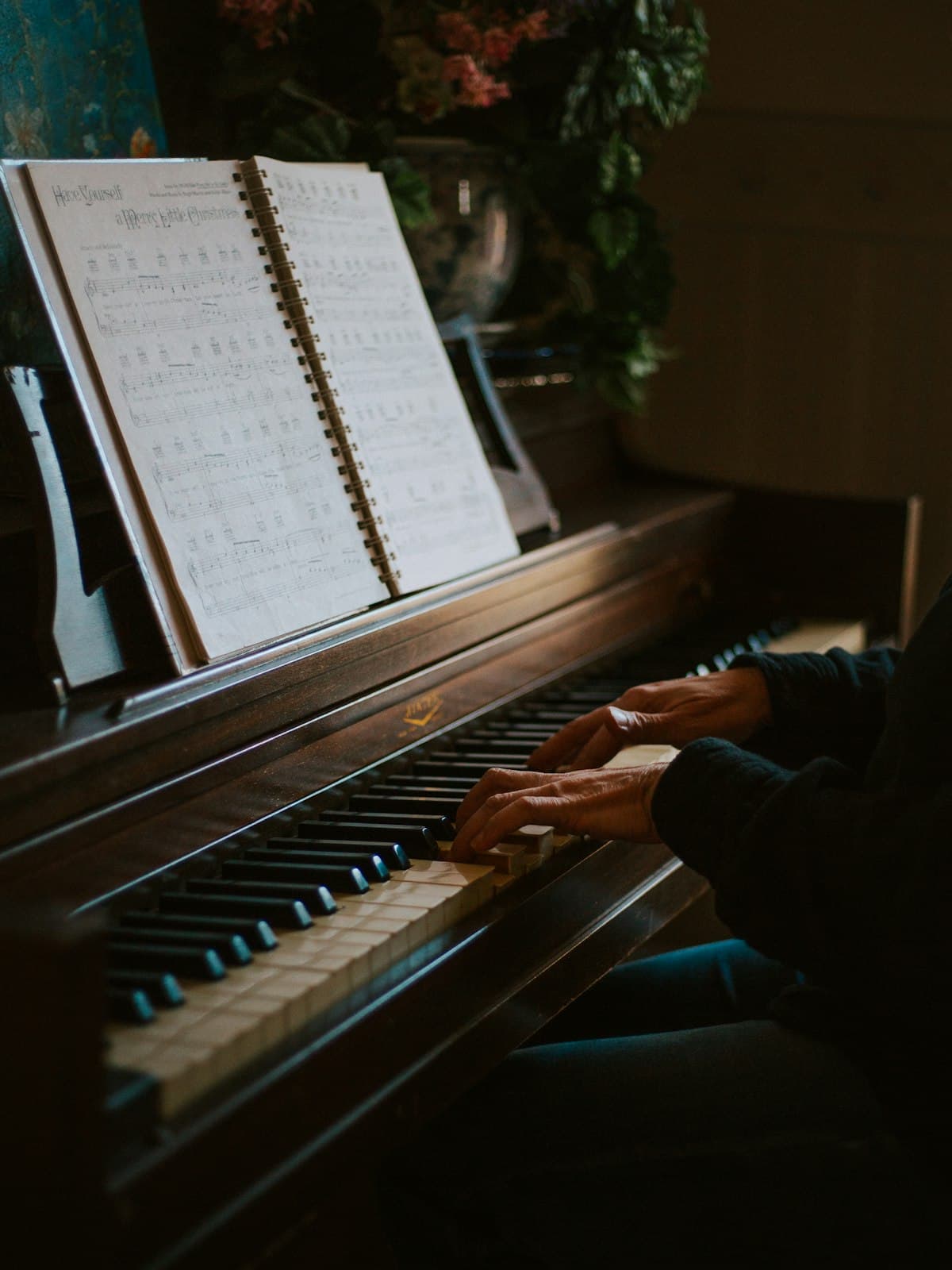 Compositor al piano escribiendo música