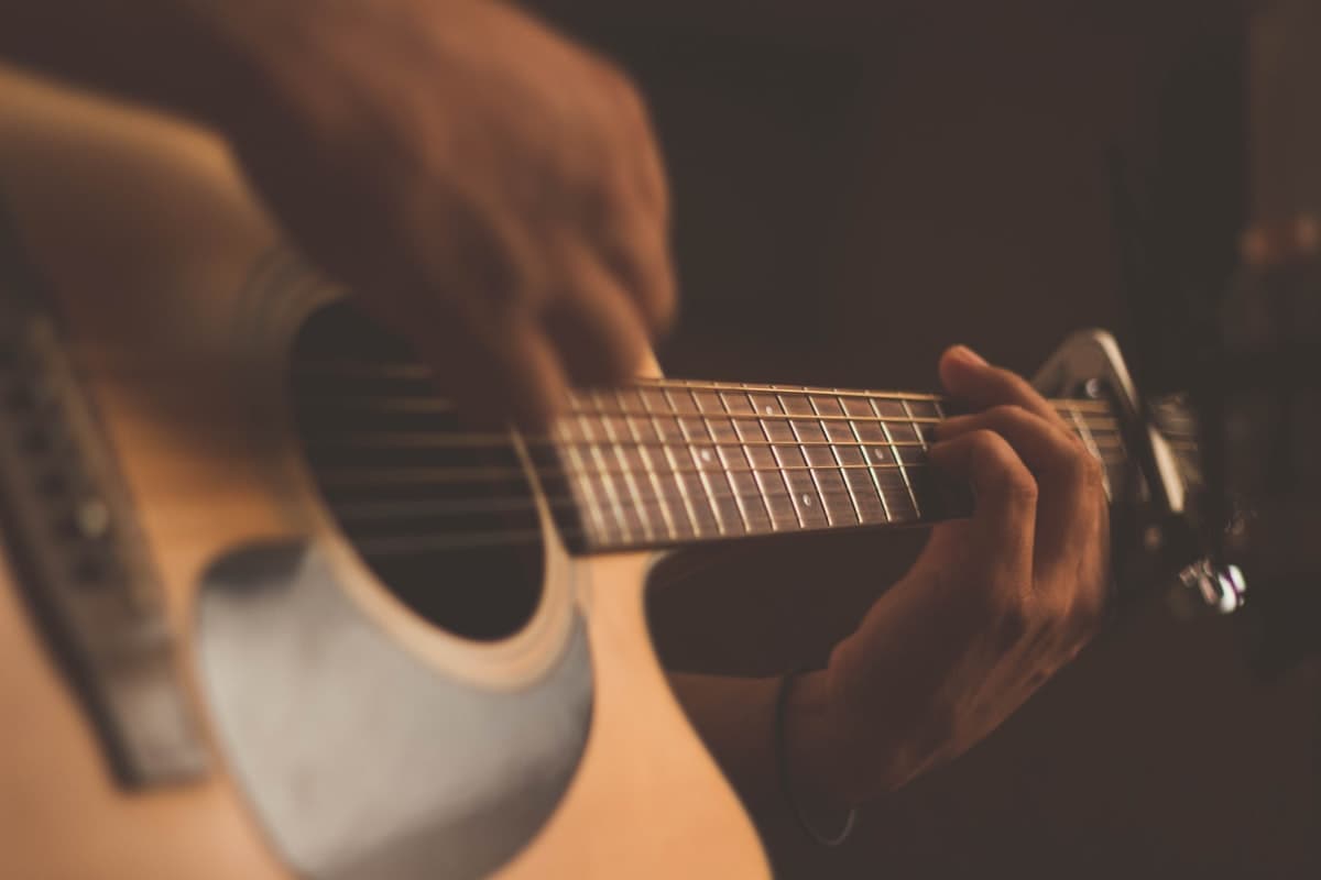 Músico tocando la guitarra en un escenario