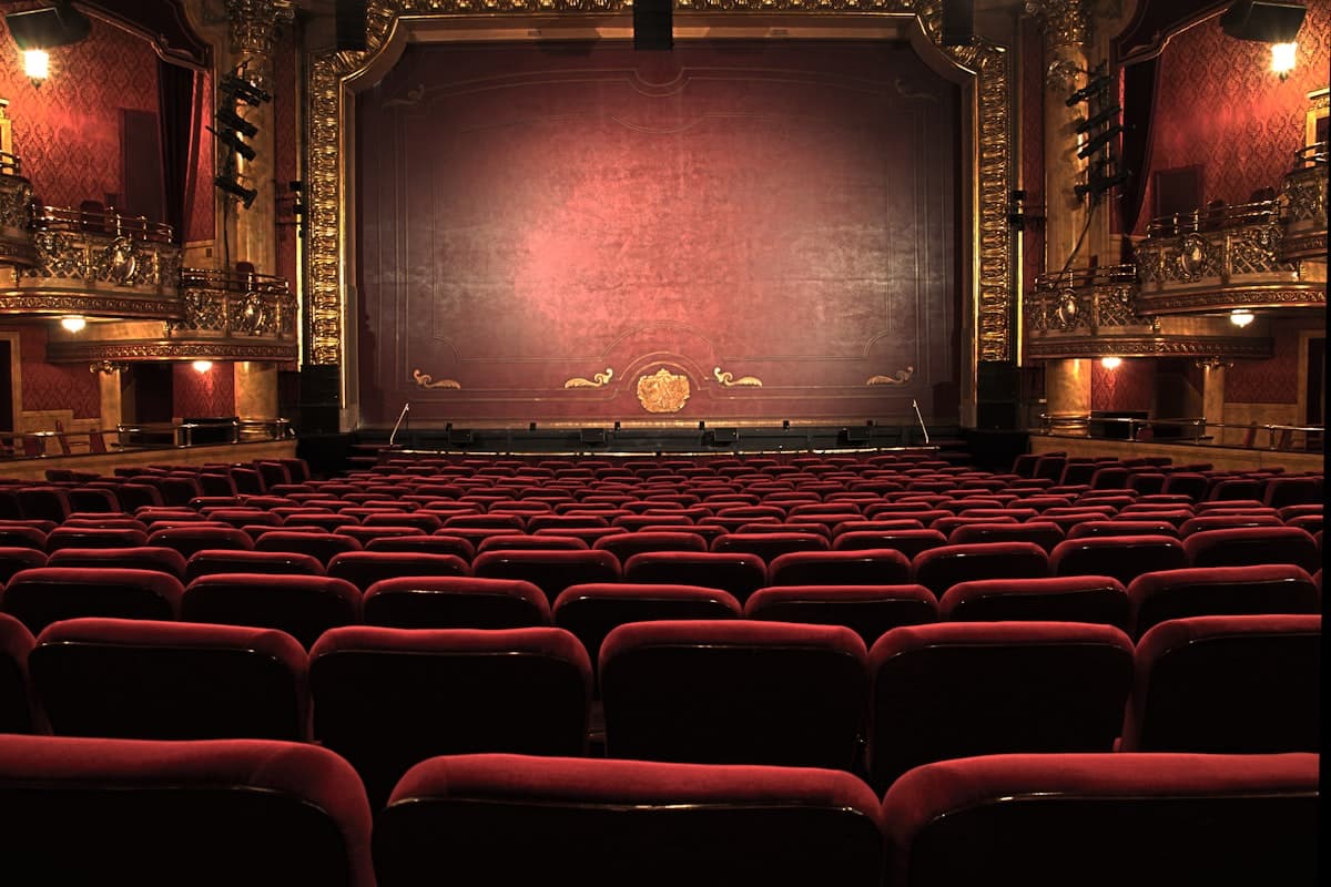 Actor en un escenario de teatro